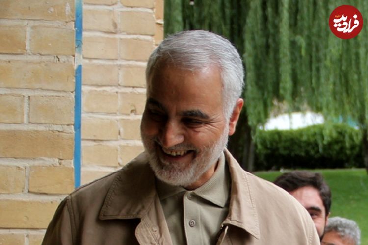 عکس؛ سفر در زمان؛ ژست احساسی «سردار سلیمانی در کنار مادرش»؛ دهه 90