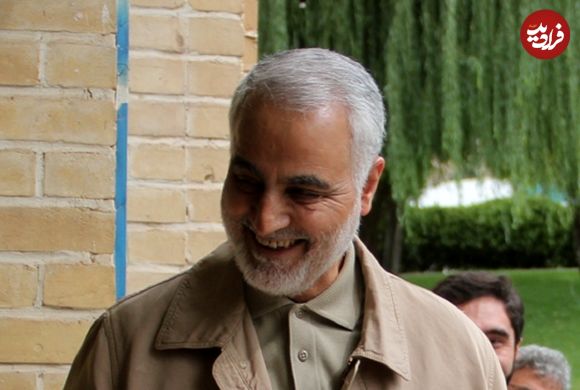 عکس؛ سفر در زمان؛ ژست احساسی «سردار سلیمانی در کنار مادرش»؛ دهه 90