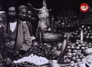 عکس| سفر زمان؛ تصویری از یک مغازۀ ترکیبی «میوه‌فروشی و قصابی» در دوران قاجار