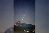 عکس روز ناسا و نمایش آسمانی یک دنباله‌دار 