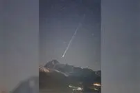 عکس روز ناسا و نمایش آسمانی یک دنباله‌دار 