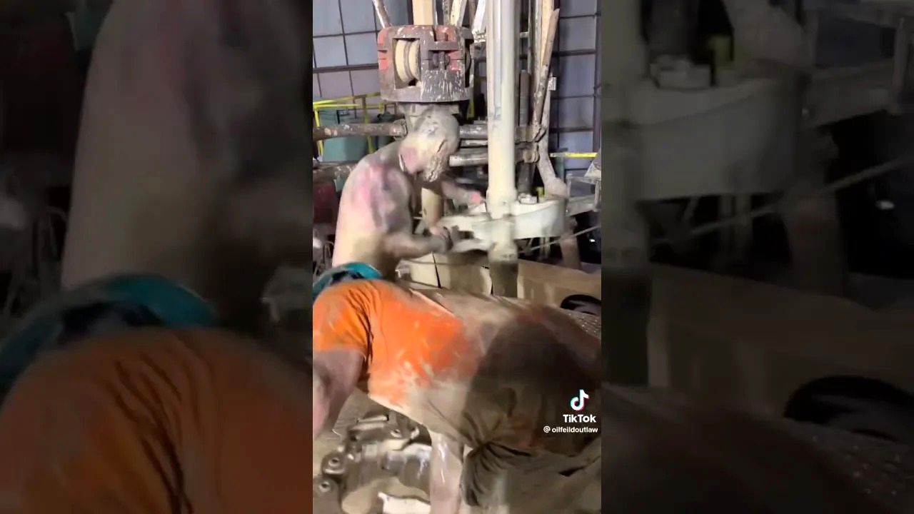 (ویدئو) کار پرزحمت و فوق العاده سخت کارگران میدان نفتی!