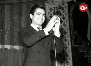 تصویر| سفر زمان؛ عکس یادگاری «عارف و ویگن» پشت پیانو؛ اواخر دهه 60