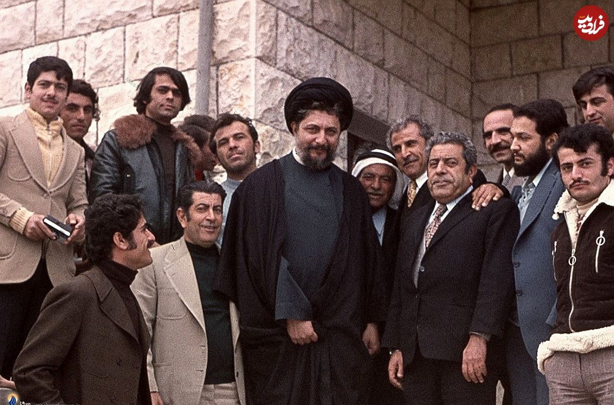 عکس؛ سفر در زمان؛ «امام موسی صدر در حال سخنرانی در مراسم چهلم دکتر شریعتی در بیروت»؛ سال 56