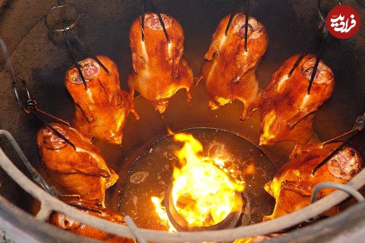 ببینید| غذای خیابانی در تایوان؛ مهارت آشپزهای خیابانی در کباب مرغابی در تایپه