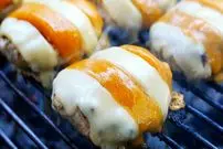 ببینید| غذای خیابانی در تایلند؛ تهیه چیز برگر با گوشت کروکودیل در بانکوک