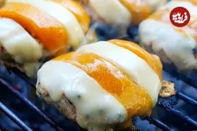 ببینید| غذای خیابانی در تایلند؛ تهیه چیز برگر با گوشت کروکودیل در بانکوک