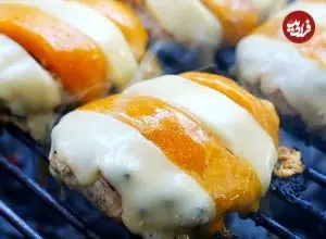 ببینید| غذای خیابانی در تایلند؛ تهیه چیز برگر با گوشت کروکودیل در بانکوک