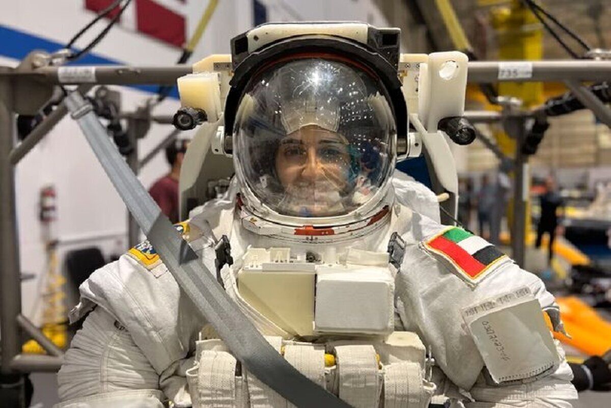 عکسی از یک فضانورد ایرانی در مرکز فضایی امارات متحده عربی