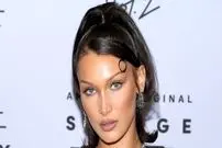 عکس| سفر در زمان؛ «بلا حدید» در پشت صحنه نمایش جرمی اسکات در نیویورک؛ سال 1394