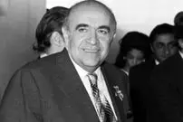 عکس| سفر در زمان؛ «امیرعباس هویدا» در حال گفتگو با اسدالله علم