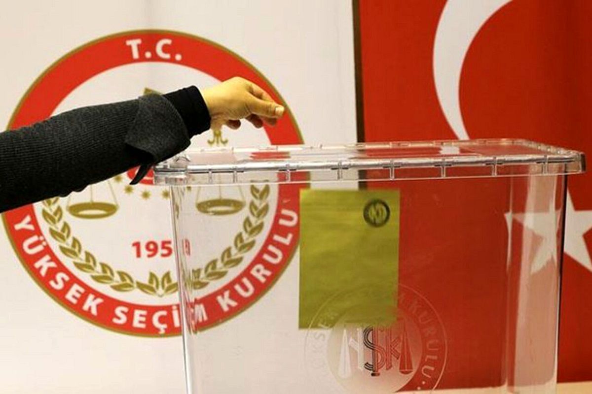 (ویدیو) تصاویر پوشش خاص یک زن و شوهر در انتخابات ریاست جمهوری ترکیه