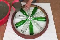 ببینید| نحوه ساخت یک میز پذیرایی خلاقانه با سیمان و بطری شیشه ای