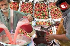 ببینید؛ غذای خیابانی در پاکستان؛ تهیه نوشیدنی با توت فرنگی و یخ در کراچی