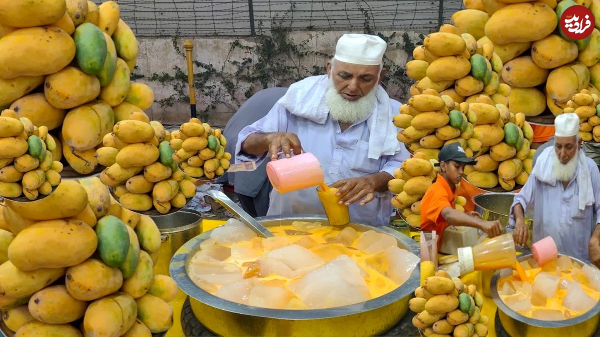 (ویدئو) فرآیند تهیه متفاوت آب انبه توسط یک پیرمرد سخت کوش پاکستانی در خیابان