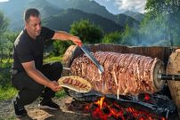 ببینید؛ غذای روستایی در آذربایجان؛ تهیه دونر کباب با گوشت گاو واگیو در طبیعت