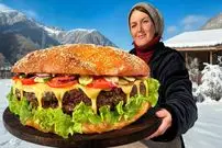 ببینید| غذای روستایی در آذربایجان؛ پخت ساندویچ همبرگر غول پیکر در کوهستانی برفی