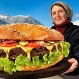 ببینید| غذای روستایی در آذربایجان؛ پخت ساندویچ همبرگر غول پیکر در کوهستانی برفی