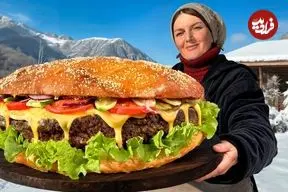 ببینید| غذای روستایی در آذربایجان؛ پخت ساندویچ همبرگر غول پیکر در کوهستانی برفی