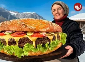 ببینید| غذای روستایی در آذربایجان؛ پخت ساندویچ همبرگر غول پیکر در کوهستانی برفی