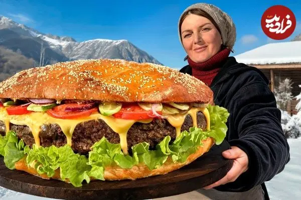 ببینید| غذای روستایی در آذربایجان؛ پخت ساندویچ همبرگر غول پیکر در کوهستانی برفی