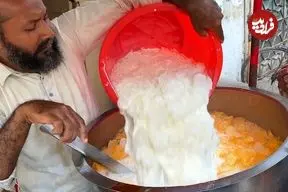 ببینید| غذای خیابانی در پاکستان؛ تهیه میلک شیک محبوب انبه در کراچی