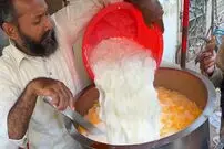 ببینید| غذای خیابانی در پاکستان؛ تهیه میلک شیک محبوب انبه در کراچی