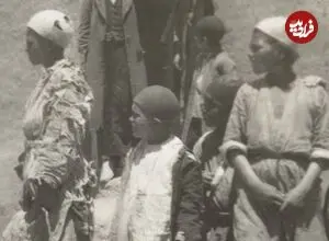 عکس| سفر زمان؛ اتومبیل قدیمی و کودکان ژنده‌پوش در جاده تهران قزوین؛ یک قرن قبل