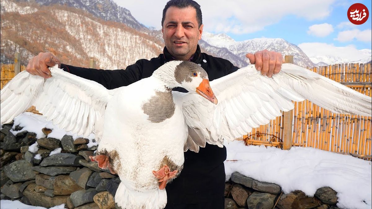 ببینید| غذای روستایی در آذربایجان؛ مرغابی بریانی در تنور و در طبیعت برفی