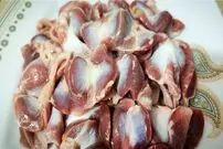 (ویدئو) نحوه تهیه یک غذای خوشمزه و ارزان با سنگدان مرغ، گوجه و فلفل 