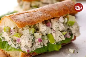 طرز تهیه ساندویچ ران مرغ لذیذ با سالاد کلم
