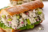 طرز تهیه ساندویچ ران مرغ لذیذ با سالاد کلم