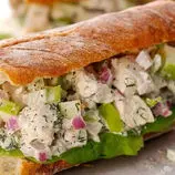 طرز تهیه ساندویچ ران مرغ لذیذ با سالاد کلم