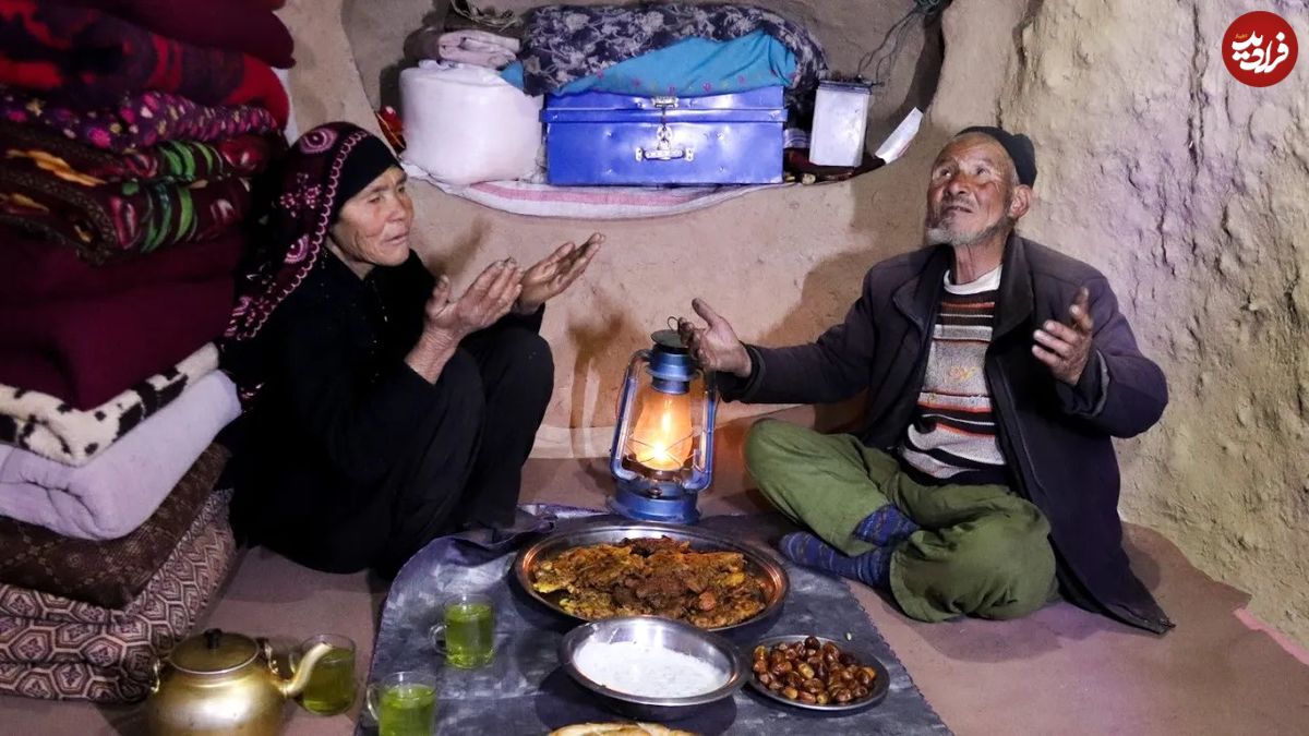 (ویدئو) پخت یک غذای ابتکاری با سیب زمینی و سبزیجات توسط یک زوج غارنشین افغان
