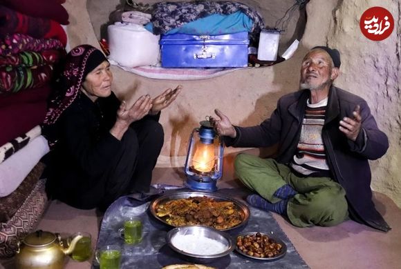 (ویدئو) پخت یک غذای ابتکاری با سیب زمینی و سبزیجات توسط یک زوج غارنشین افغان