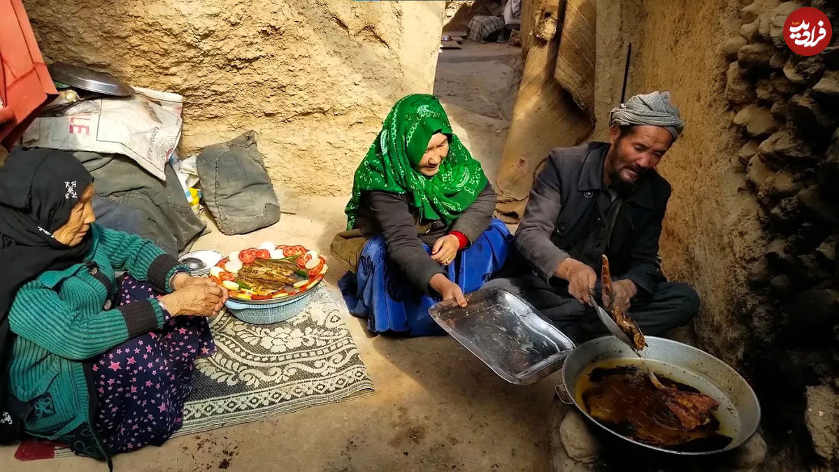 (ویدئو) نحوه پخت متفاوت ماهی به روش دیدنی یک زوج غارنشین مسن افغان