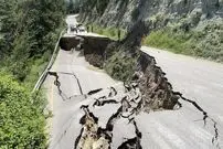 ببینید | شکافته شدن بزرگراه در پی رانش عظیم زمین!