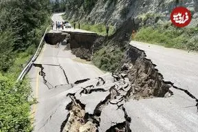 ببینید | شکافته شدن بزرگراه در پی رانش عظیم زمین!