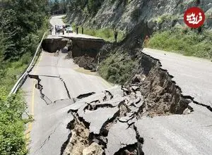 ببینید | شکافته شدن بزرگراه در پی رانش عظیم زمین!
