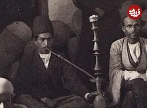 عکس| سفر زمان؛ تاجران تنباکو در حال چای خوردن و قلیان کشیدن در یک کاروانسرا؛ 130 سال قبل