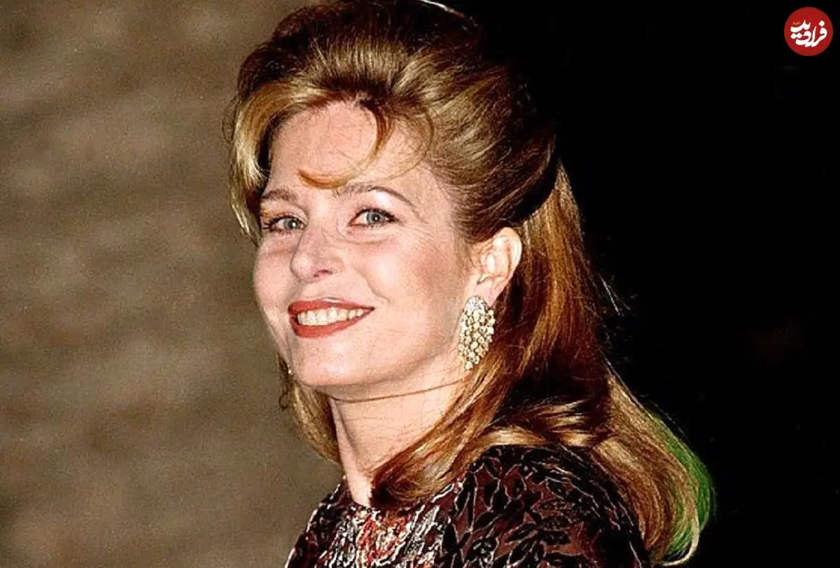 عکس| سفر در زمان؛ «ملکه نور، همسر پادشاه اردن» در حال بازدید از یک مدرسه؛ سال 1359