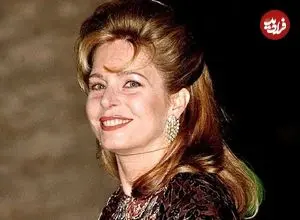 عکس| سفر در زمان؛ «ملکه نور، همسر پادشاه اردن» در حال بازدید از یک مدرسه؛ سال 1359