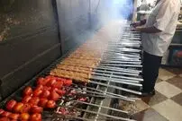 این مرد وارث یکی از قدیمی‌ترین کبابی‌های ری است ؛ لذت کباب با ریحون در عصر چراغ زنبوری