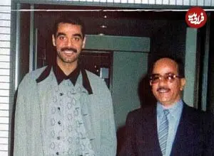 عکس| سفر در زمان؛ «عدی، پسر بی رحم صدام» در حال غذا دادن به توله شیرهایش؛ اواخر دهه 60