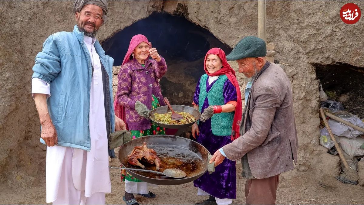 (ویدئو) فرآیند پخت غذایی سنتی با مرغ و سیب زمینی توسط دو زوج غارنشین افغان
