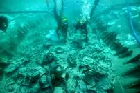 کشتی 1700 ساله در هنگام آب‌تنی در دریا کشف شد