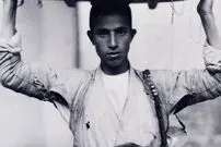 عکس| سفر زمان؛ جوان دستفروش با سینی غذا روی سر؛ 140 سال قبل