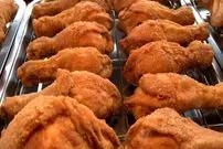 ببینید| غذای خیابانی در مالزی؛ مهارت آشپز خیابانی در تهیه مرغ سوخاری در کوالالامپور