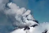 ببینید| فرود جسورانه اسکی‌باز از دامنه آتشفشان در حال فوران