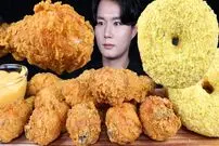 ببینید| غذا خوردن با صدا؛ خوردن 1.5 کیلو مرغ سوخاری و دونات به روش یوتیوبر کره ای